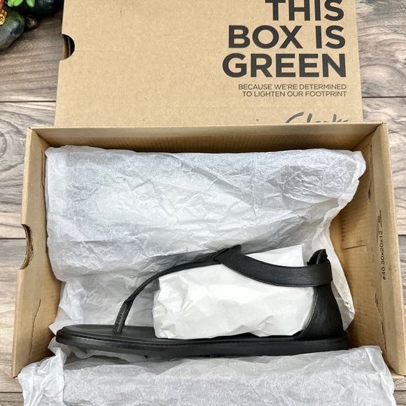 NIB Clarks Karsea Post Black Leather Flat T Strap Toe Post Thong Sandal 8M - Picture 9 of 12